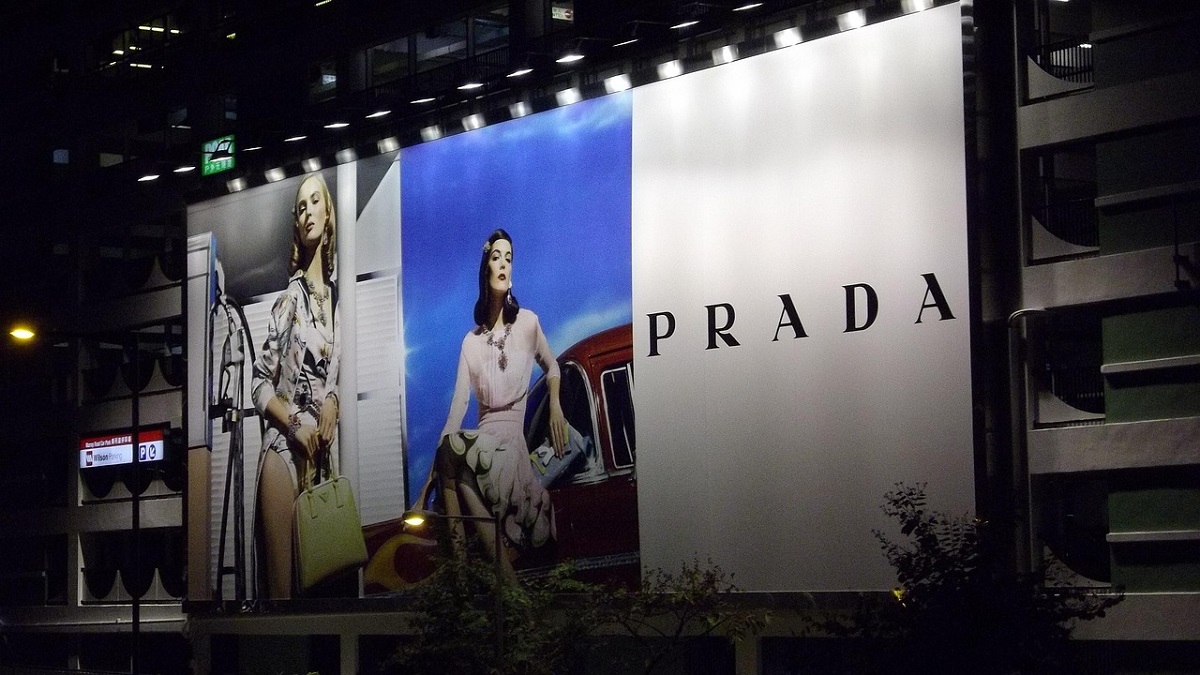 Prada завершила сделку по покупке бренда Versace
