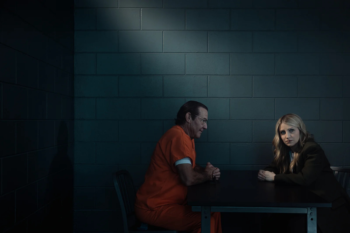 Выходные дома: смотрим сериал о дочери серийного убийцы и готовим картофель «Дофинуа»