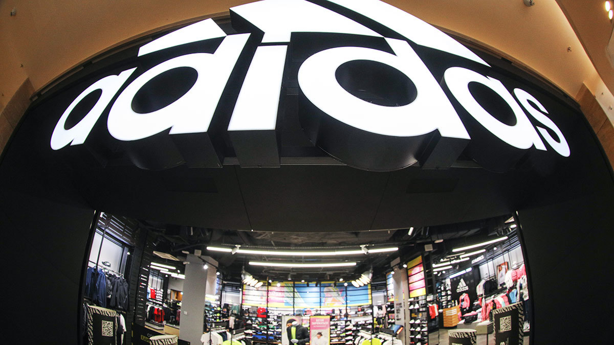 Adidas нашел покупателей для своих российских активов
