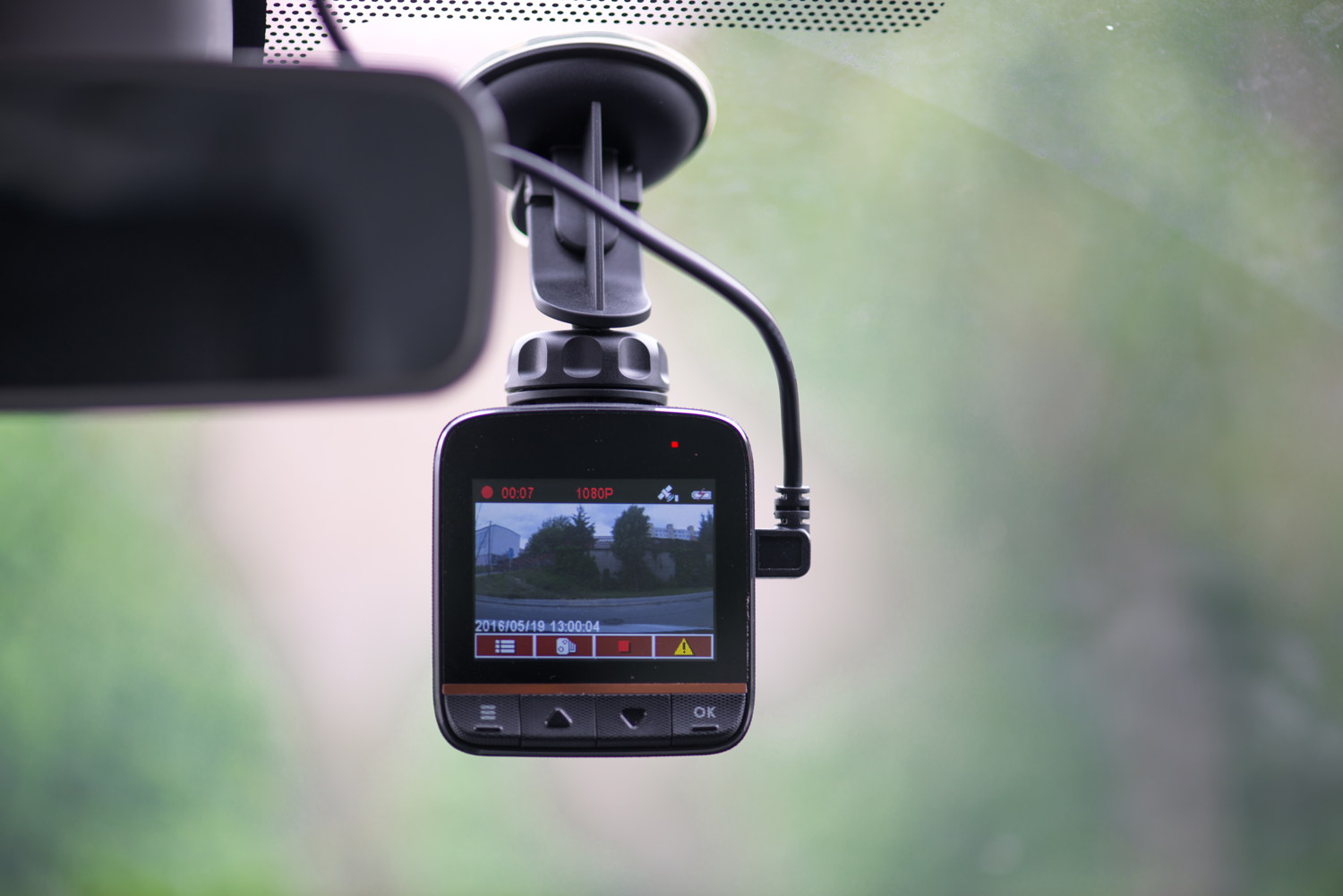 Чем полезен видеорегистратор в авто: разбираем на примере пяти дорожных ситуаций