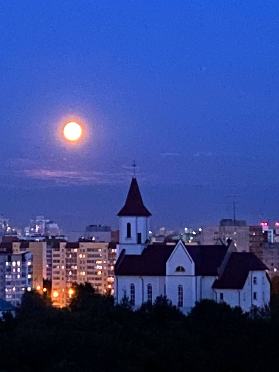 Ночью можно было увидеть осетровую Луну. Как она выглядела