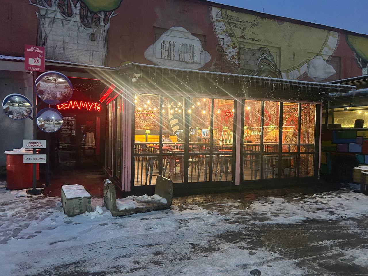 « Где-то точно есть проходик к нашим дверям». Как стройка повлияла на жизнь самой тусовочной улицы Минска