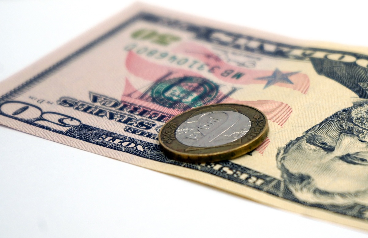 Впервые за пять месяцев белорусы продали валюты больше, чем купили