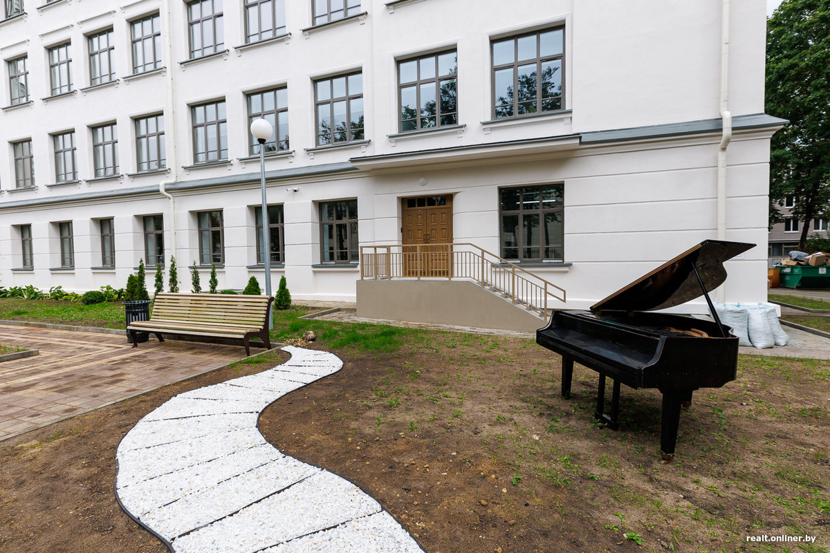 В Минске завершилась реконструкция старейшей школы города. Как она выглядит