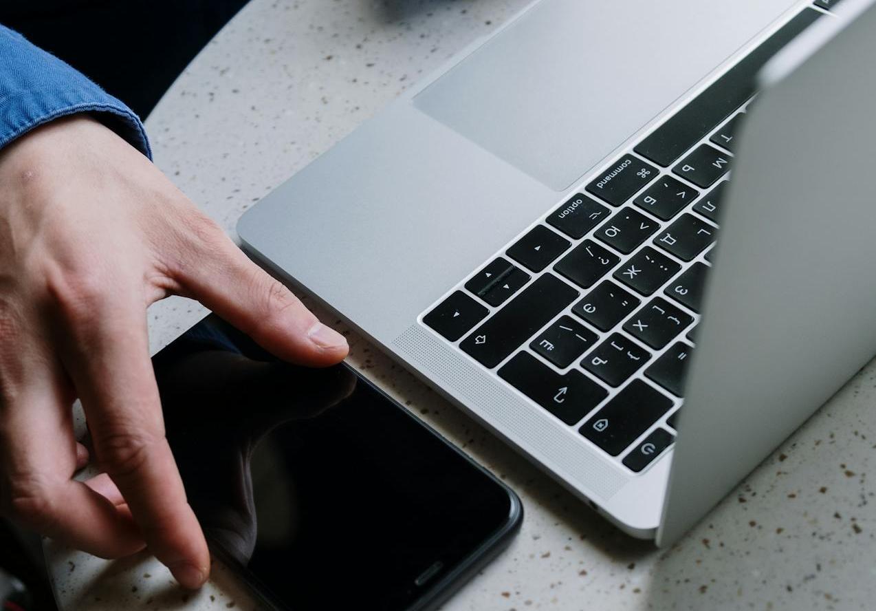 Компания рассылает праздничные предложения к 8 Марта. Это нарушает закон о персданных?