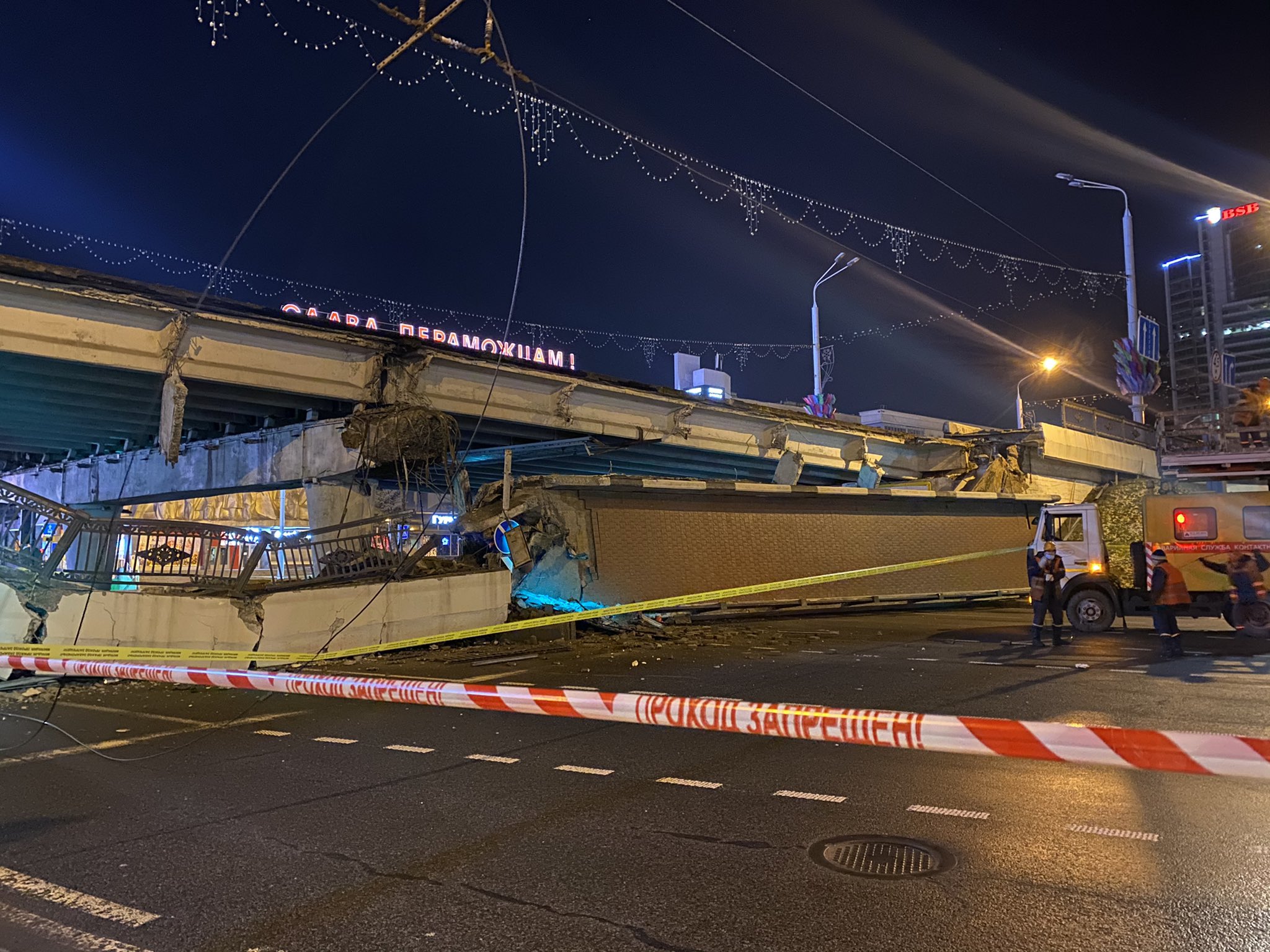 В Минске обрушилась часть моста на Немиге, проезд затруднен