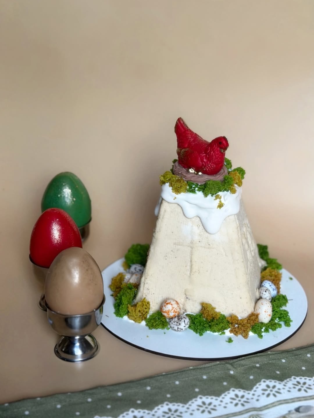 Суши-кулич, орешки-яйца и сдоба с петушками. Какие и за сколько пасхальные угощения продают в Минске