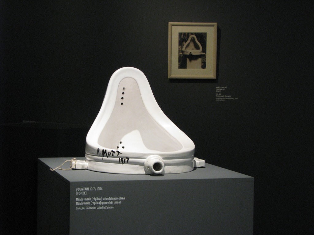 Один из слайдов Design StandUP от Humathèq, знаменитый фонтан Дюшана