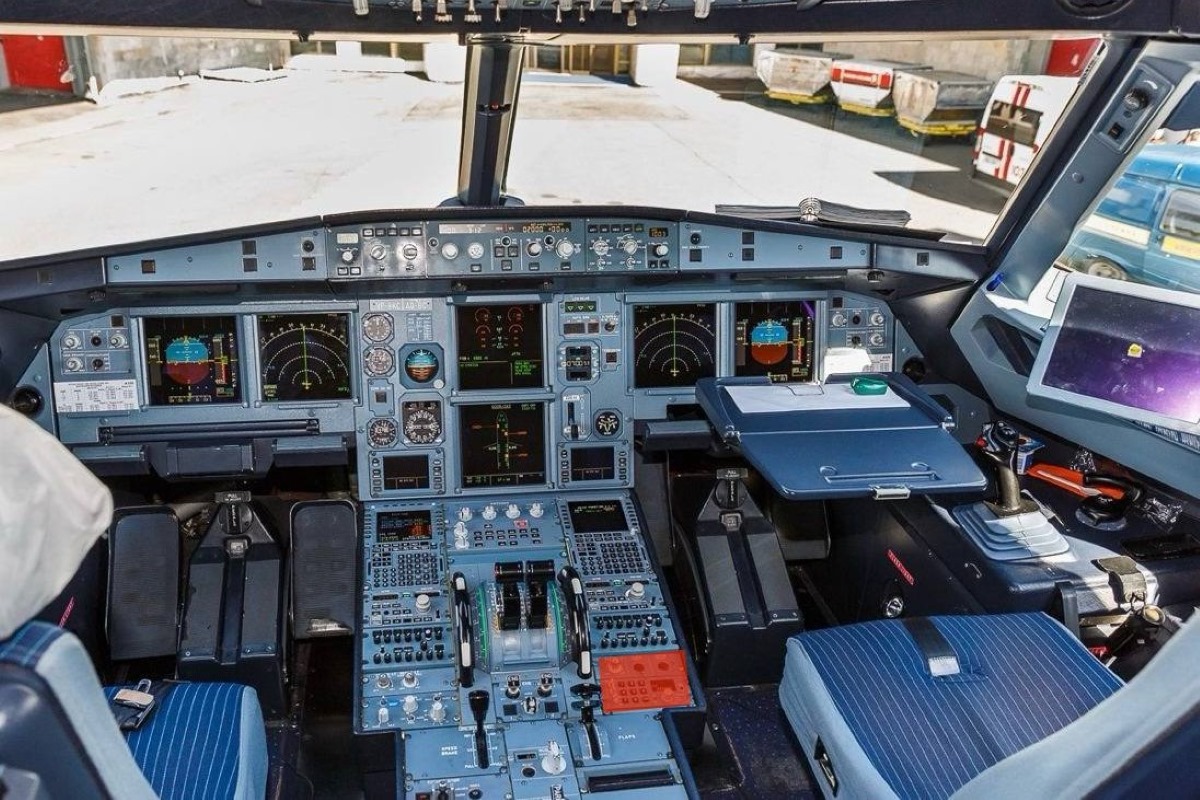 Пилот «Аэрофлота» случайно пролил чай на приборную панель А-320, но все же смог посадить самолет.