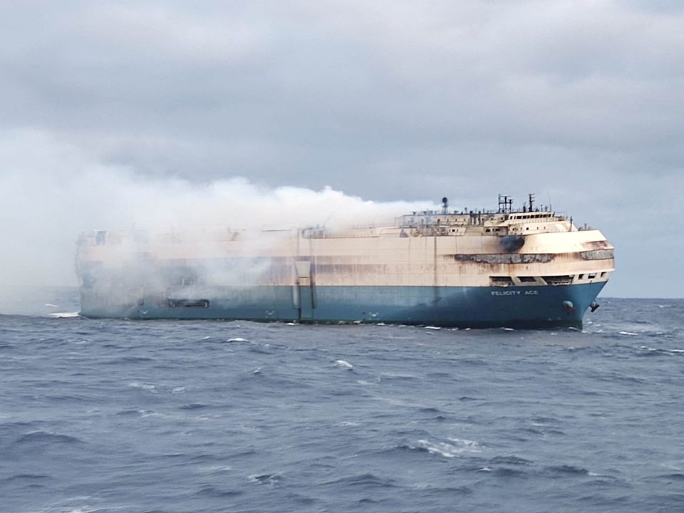 Пожар на корабле с 4 тыс. люксовых авто в Атлантическом океане тушат шестой день