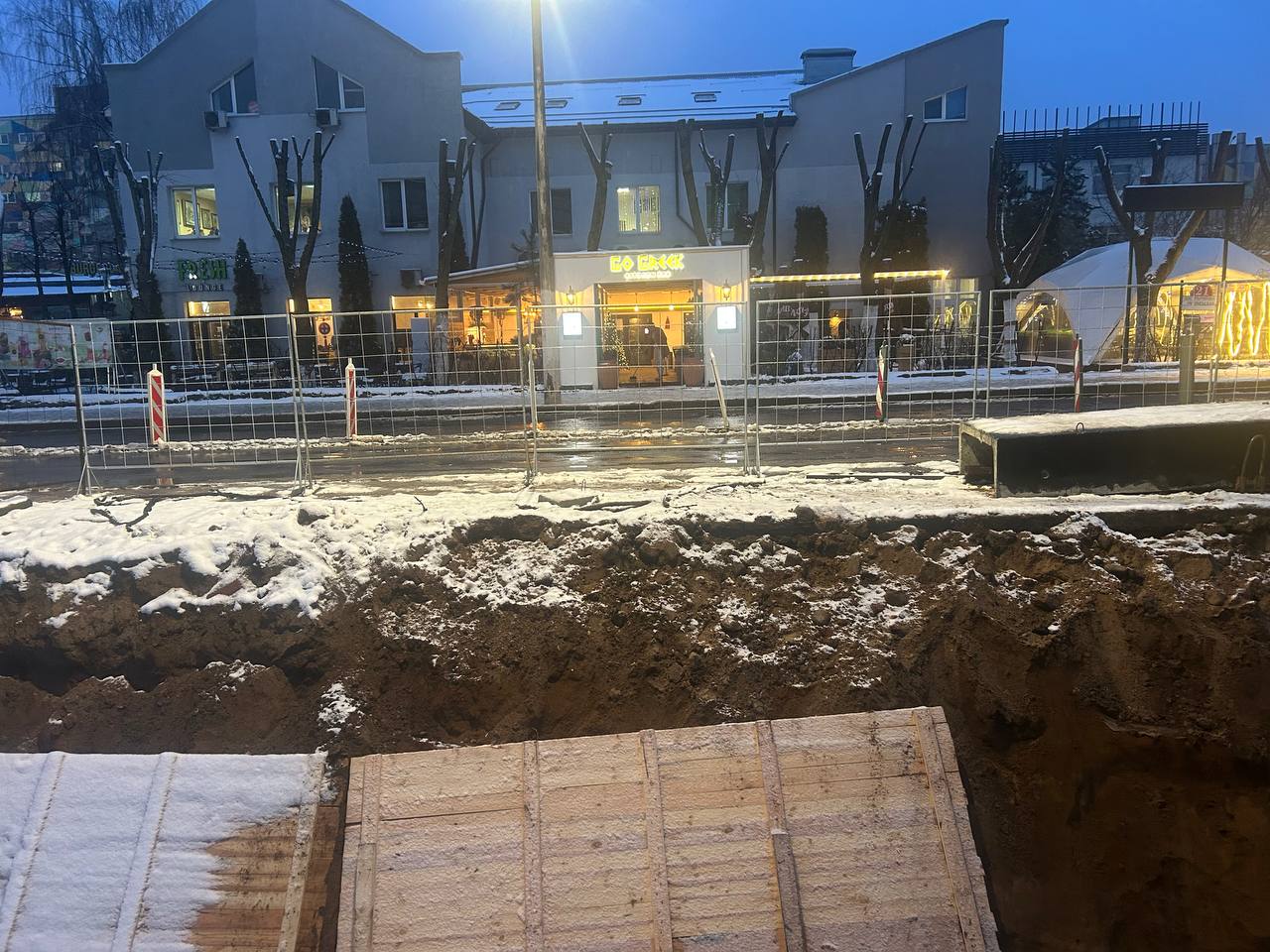 « Где-то точно есть проходик к нашим дверям». Как стройка повлияла на жизнь самой тусовочной улицы Минска