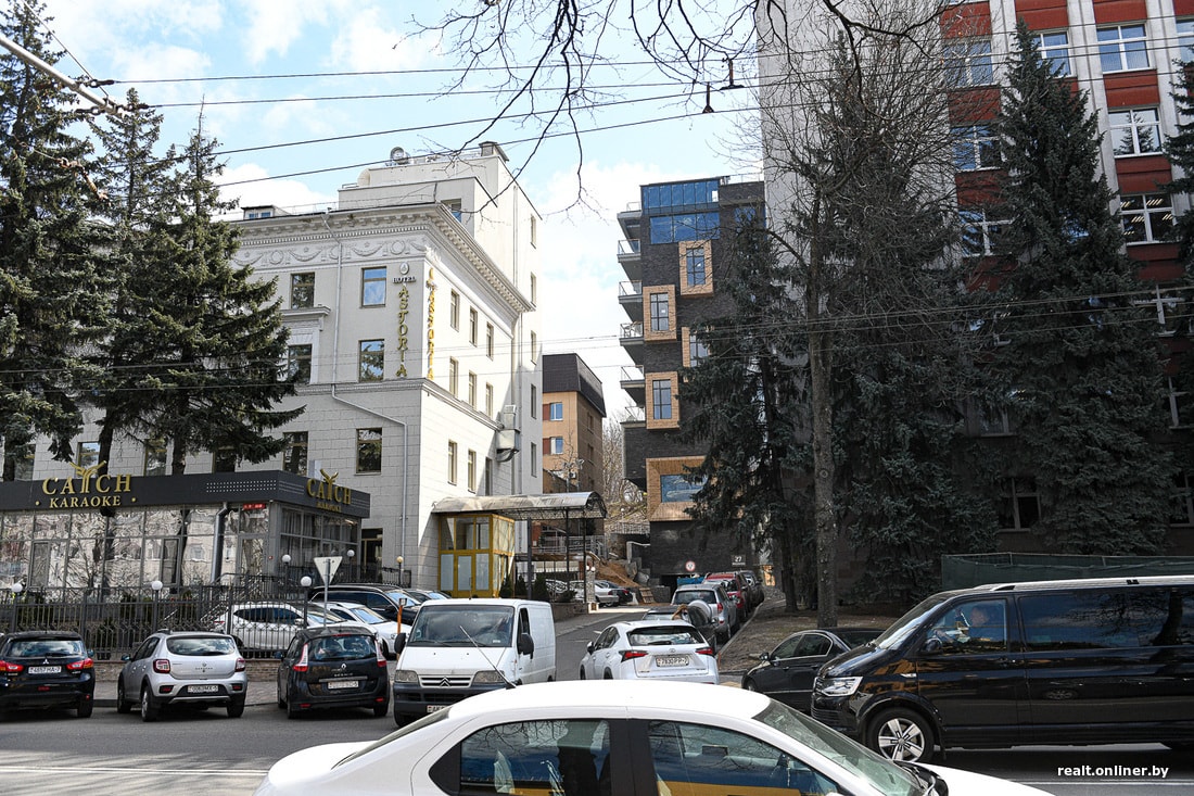 Офис строительной компании продают за долги. Он находится в необычном здании в центре Минска