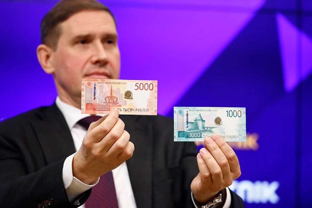 Центробанк России остановил выпуск в обращение новых купюр в 1 000 рублей