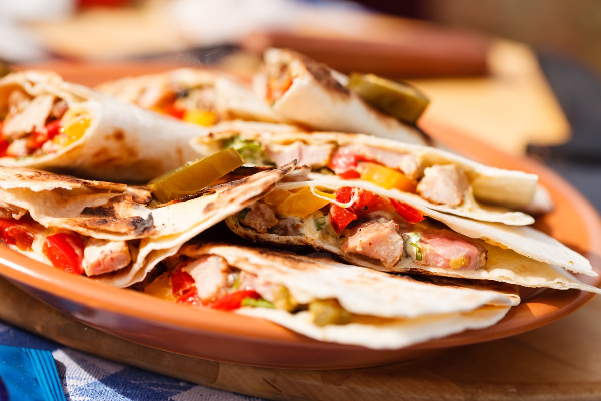 Выходные дома: смотрим комедию с Хью Лори и финал Формулы-1, который случается раз в 15 лет