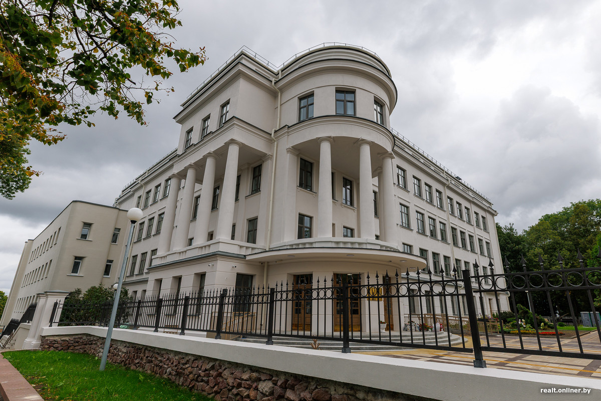 В Минске завершилась реконструкция старейшей школы города. Как она выглядит