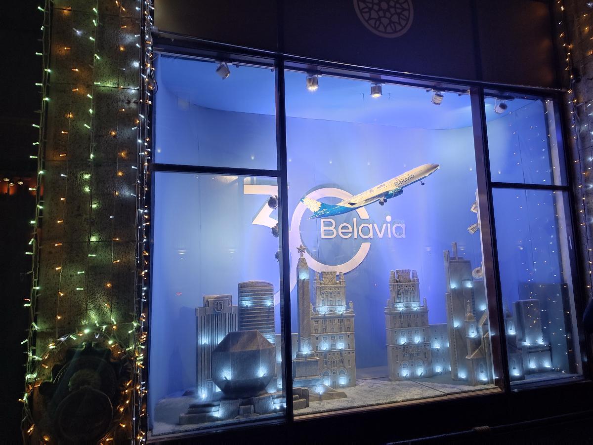 Что общего у ретейла и авиации? ГУМ и Belavia показали необычные арт-витрины в центре Минска