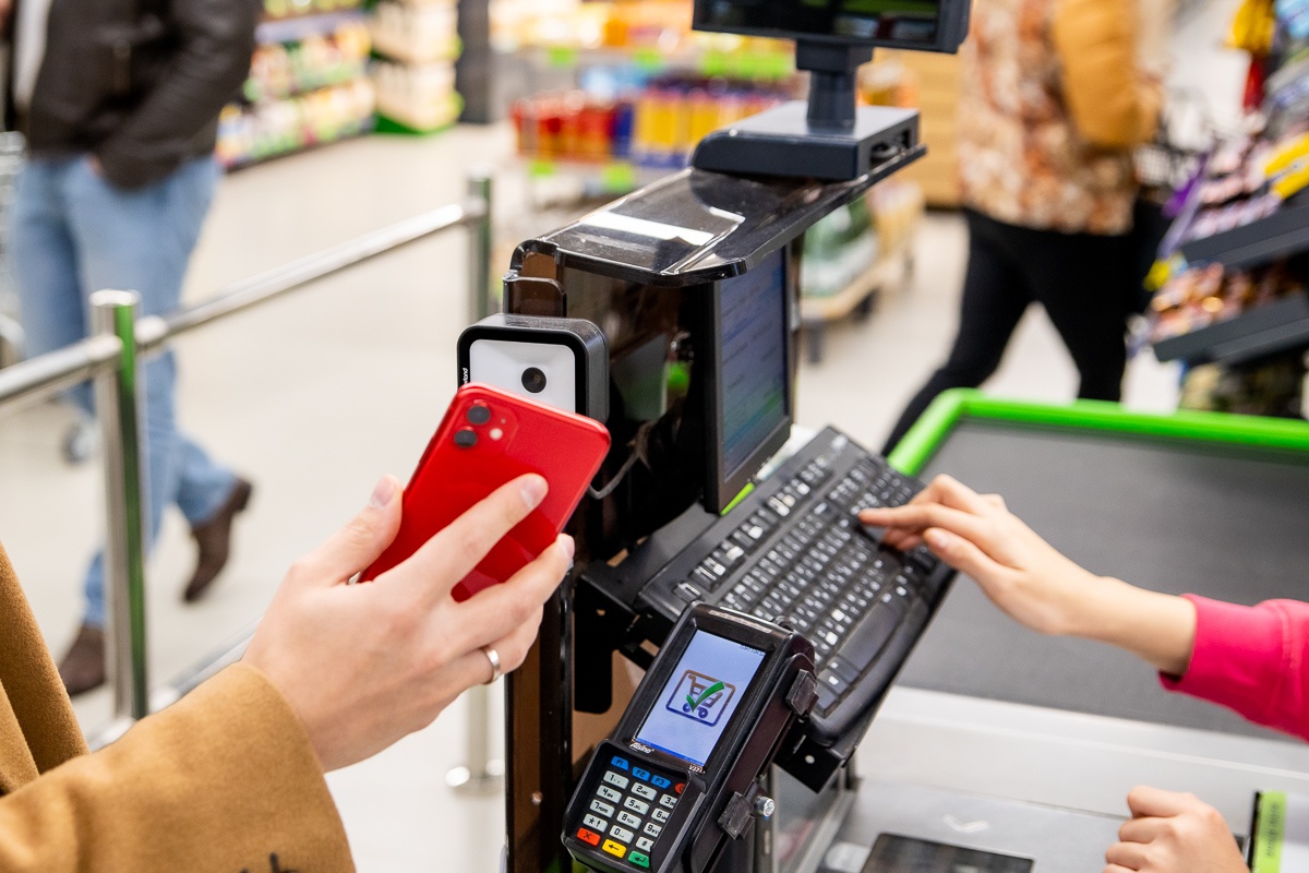 Платить без карточки: зачем магазины подключают оплату через QR-коды