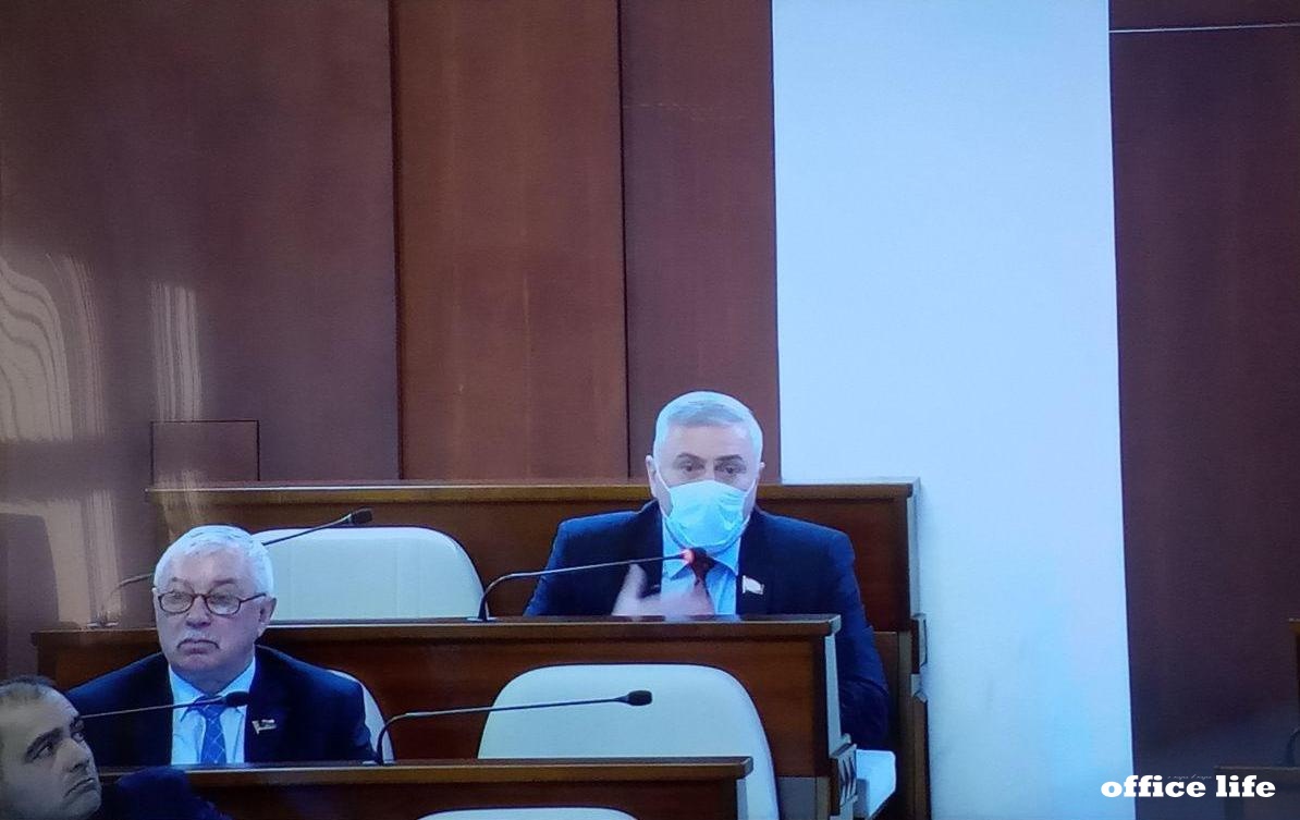 Только один белорусский депутат пришел на сессию в маске, но все сидят поодиночке