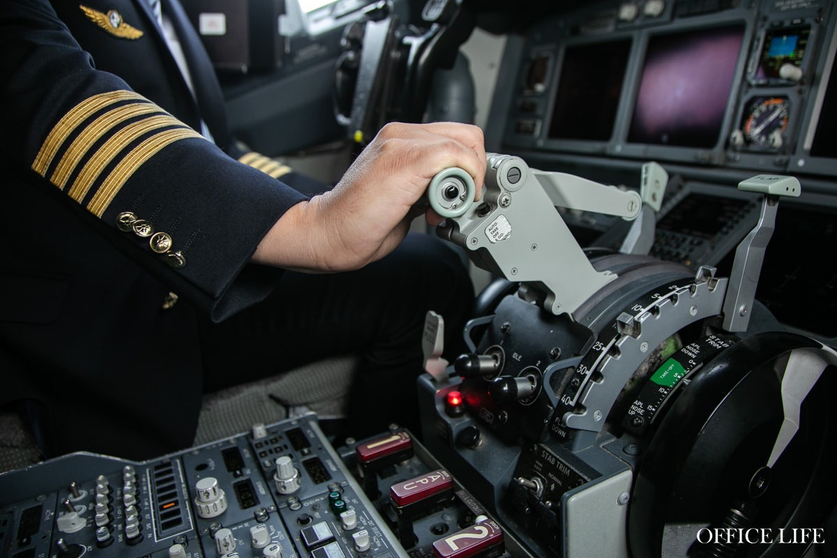 «Это&nbsp;же просто работа». Поговорили с&nbsp;пилотом Belavia, который вывозил белорусов с&nbsp;Ближнего Востока