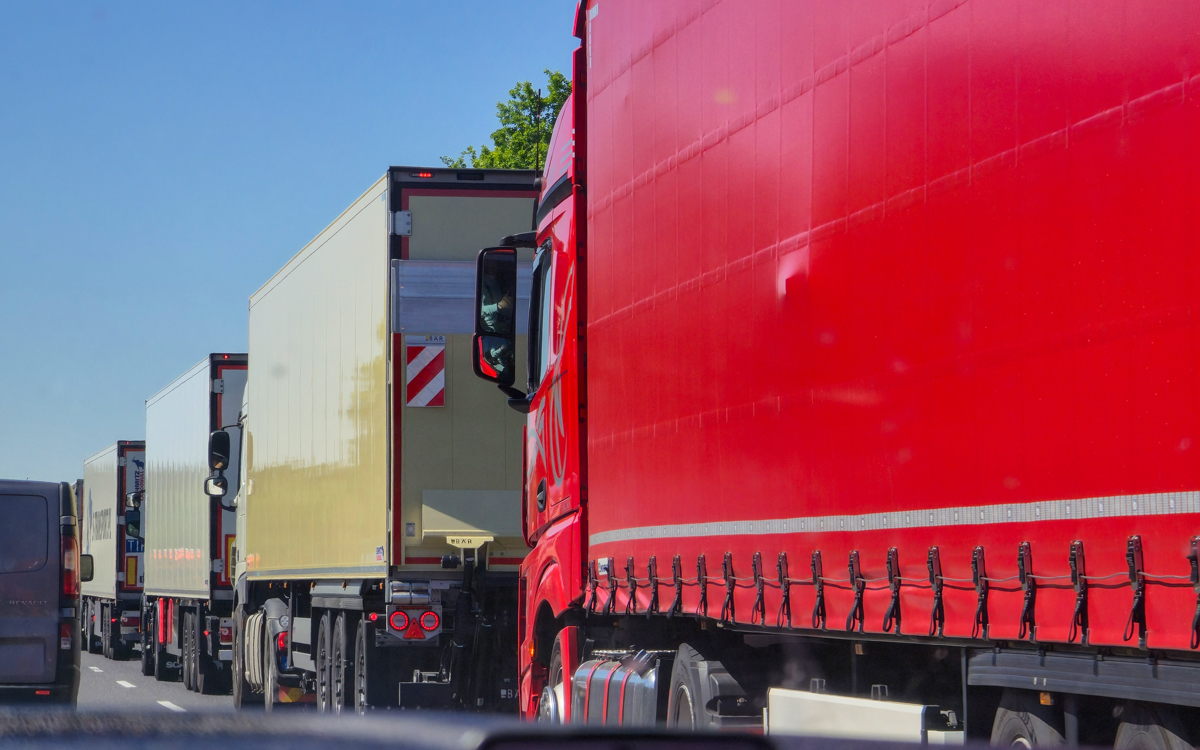 Белорусские фуры на границе России и Казахстана застряли в пробках. В чем причина?