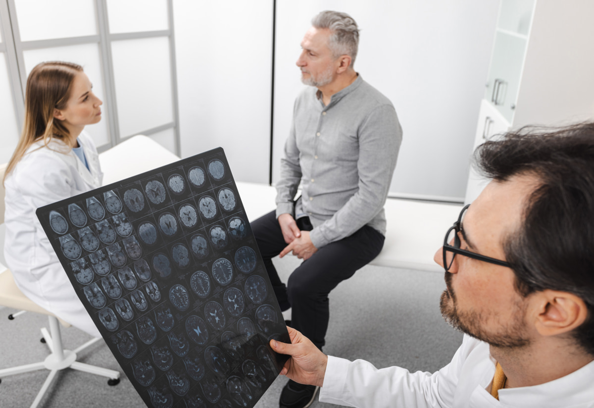 Как сохранить здравый ум и твердую память: 5 факторов риска деменции и способы их снижения 