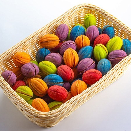 Суши-кулич, орешки-яйца и сдоба с петушками. Какие и за сколько пасхальные угощения продают в Минске