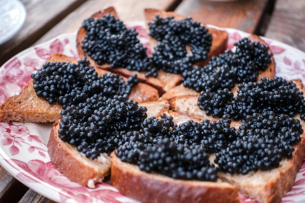 Беларусь вошла в тройку покупателей российской черной икры 