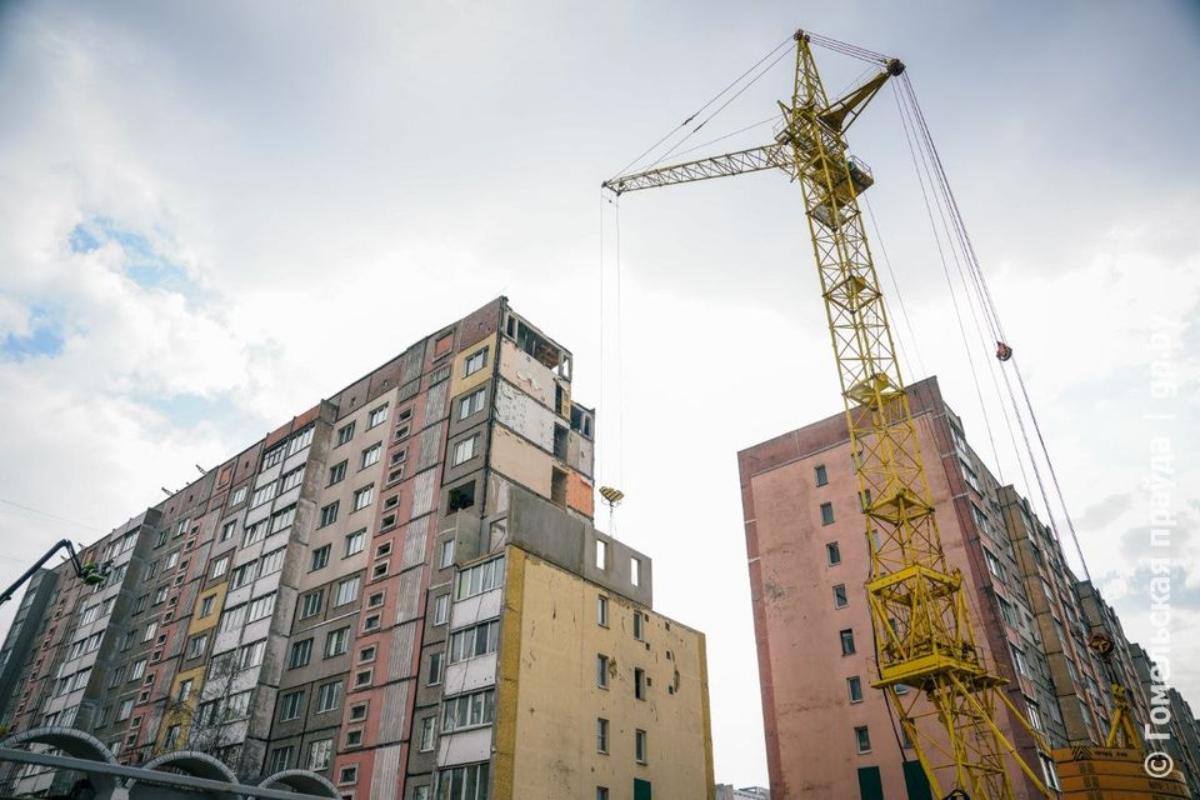 В Гомеле начали восстанавливать дом, который пострадал от взрыва в прошлом году (фото)