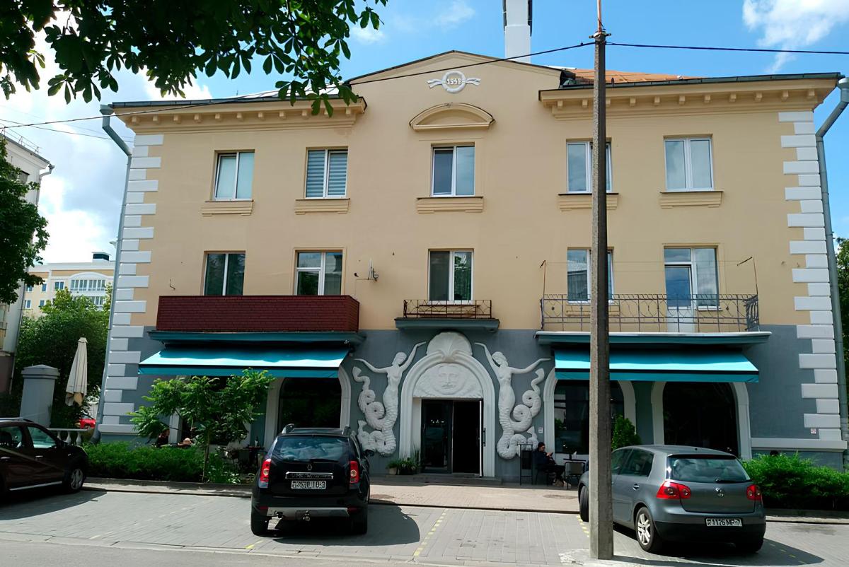 В Минске временно закрылось популярное кафе в «доме с русалками». В чем причина