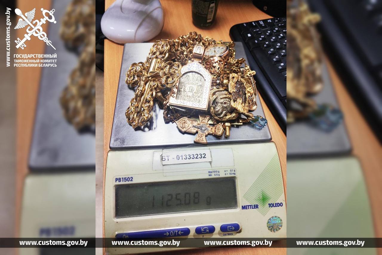 Украинка пыталась незаконно провезти через белорусскую границу украшения на 220 тыс. рублей