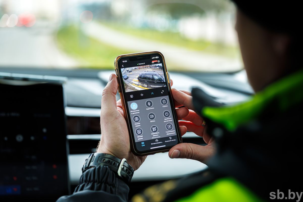 Миниатюрная и работает пять часов без подзарядки. Как ГАИ тестирует новую скрытую камеру