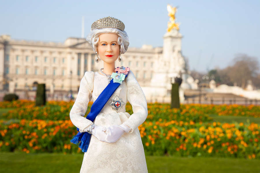 Кукол Барби в образе королевы Елизаветы II раскупили за три секунды