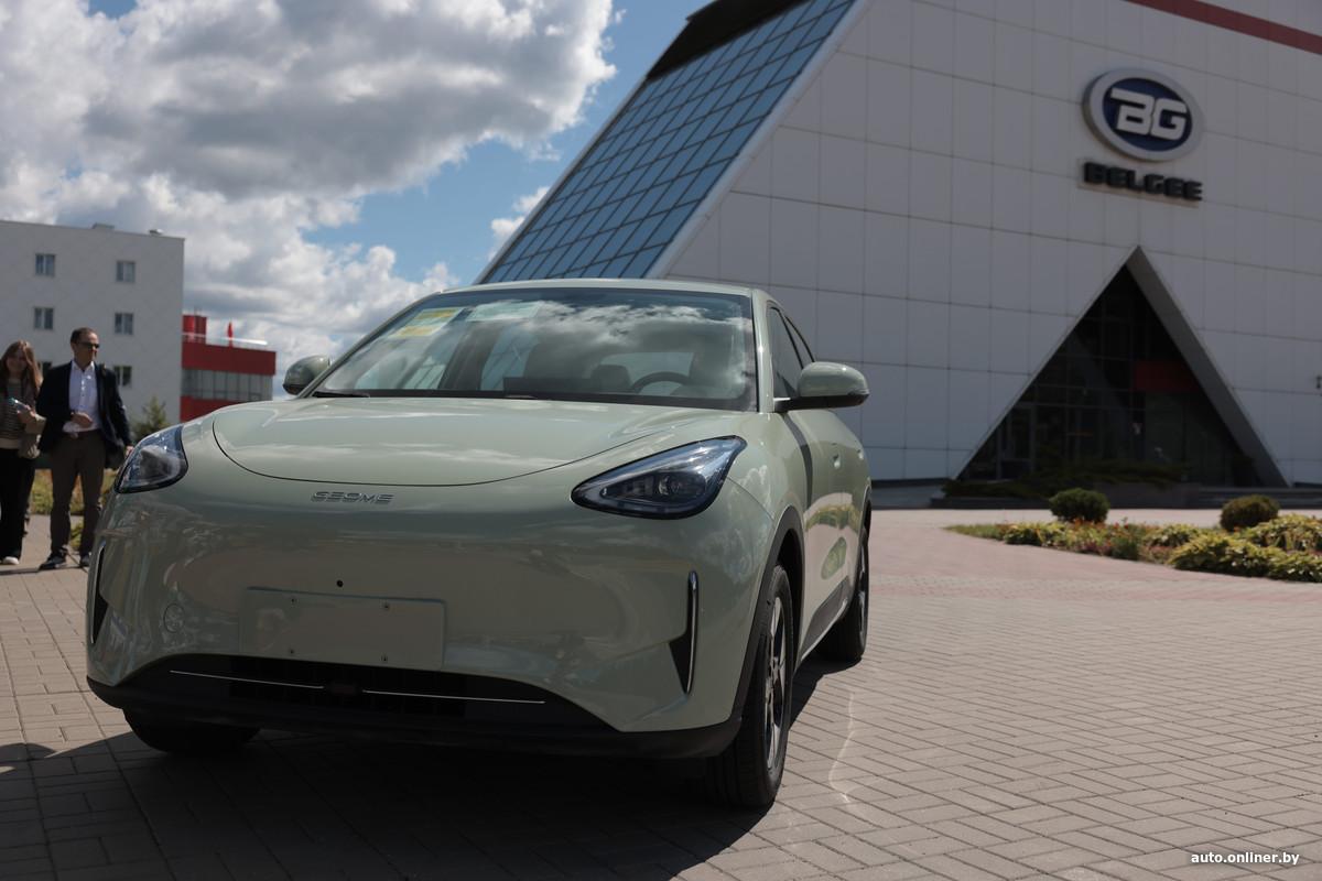 «БЕЛДЖИ» представит бюджетный электромобиль и гибридный кроссовер до конца года
