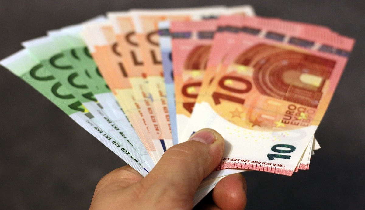 В Евросоюзе запретят расчеты наличными на сумму более €10 тыс.
