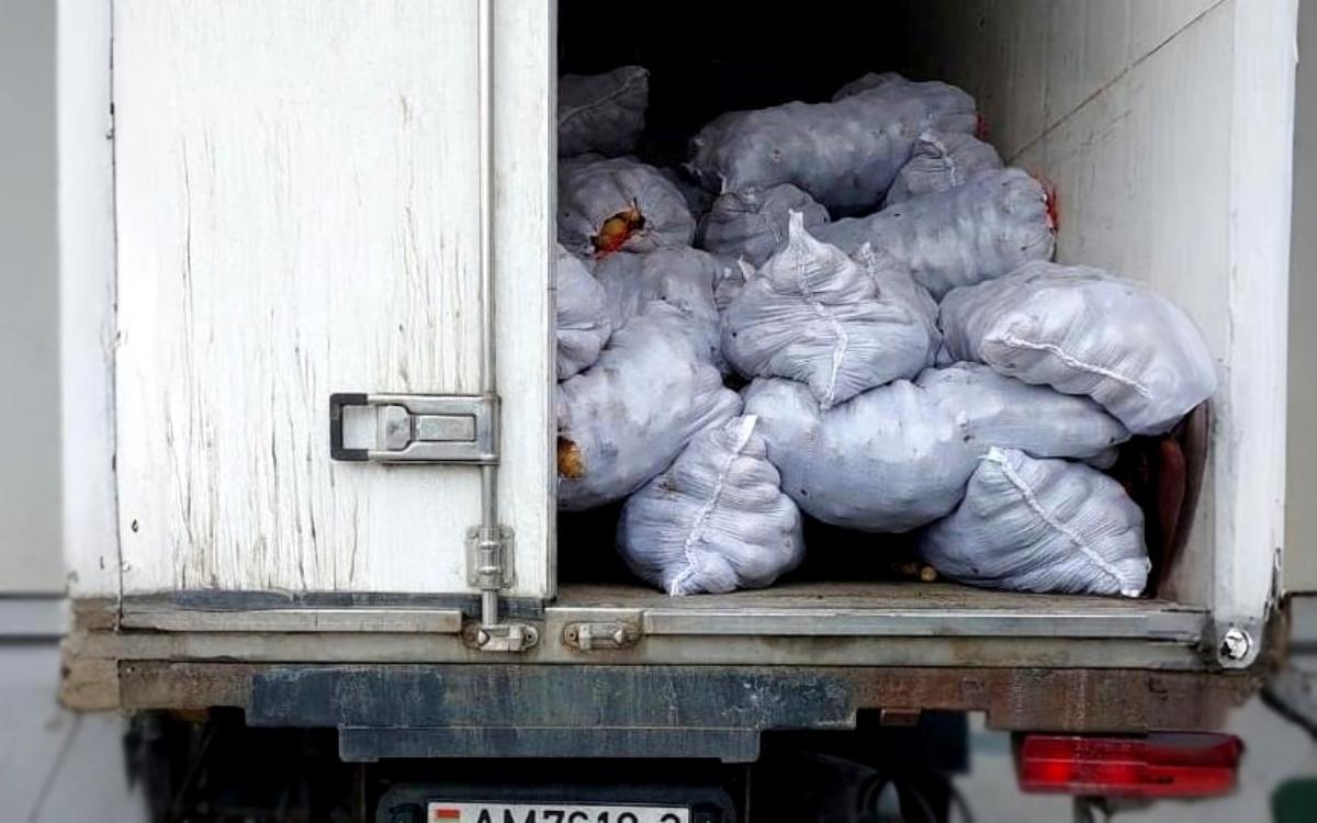 В Беларусь не пропустили крупную партию российской картошки, а в Россию — белорусских и ягод
