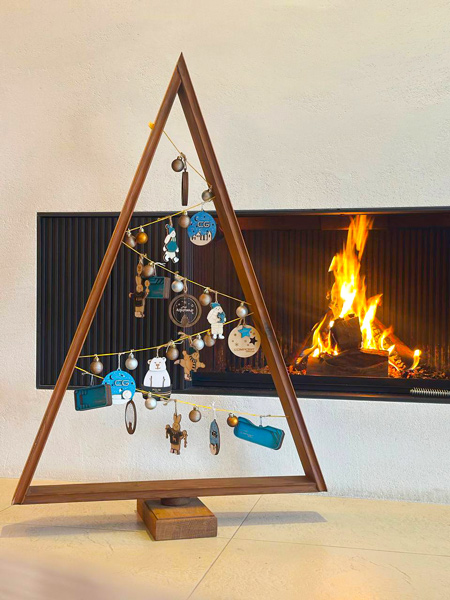 Гантели, гаджеты или кронштейны? Голосуем за лучшую офисную елку! 