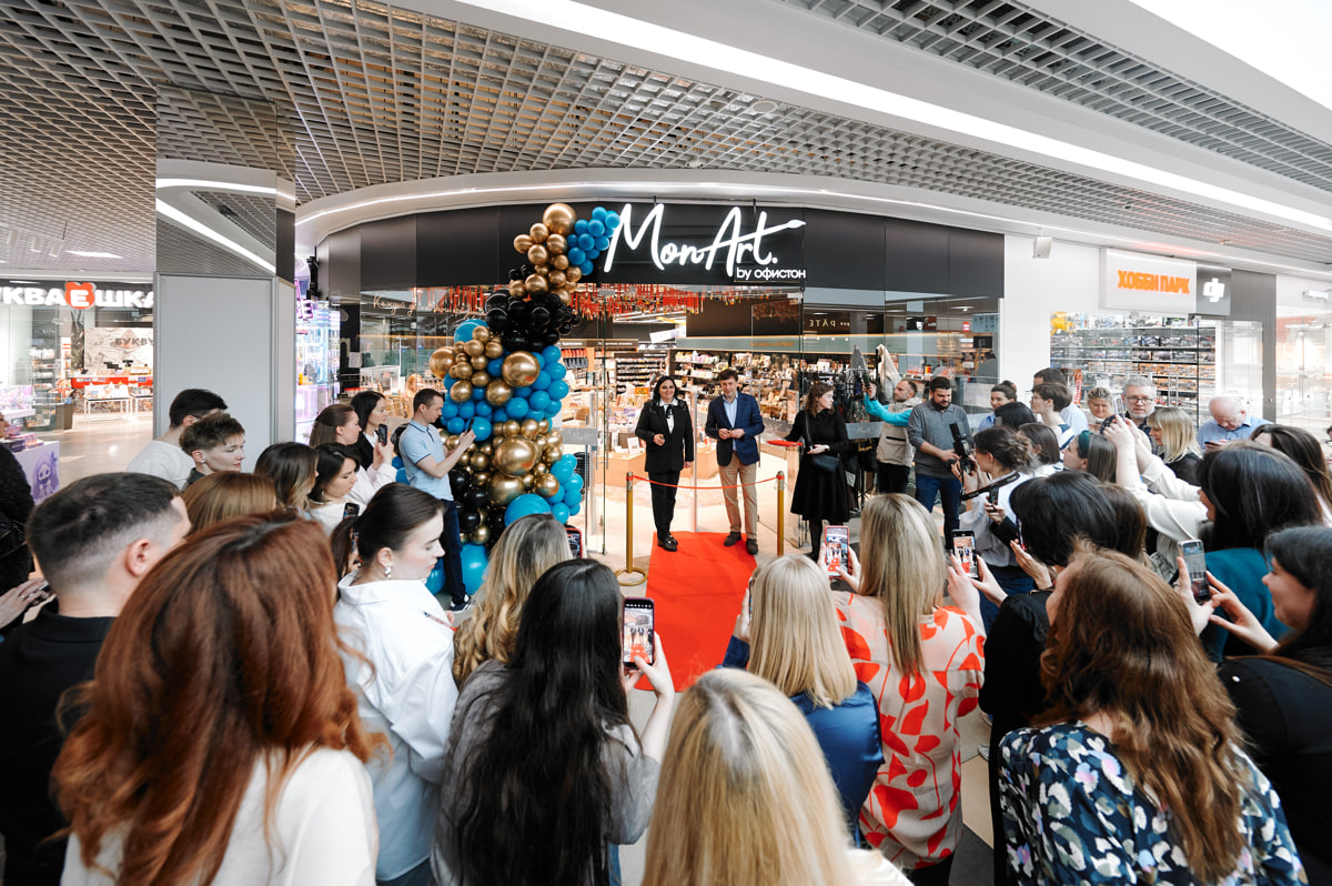 С ковром в краске, кисточками на потолке и выставкой картин — в Минске открылся MonArt. Рассказываем, что это такое