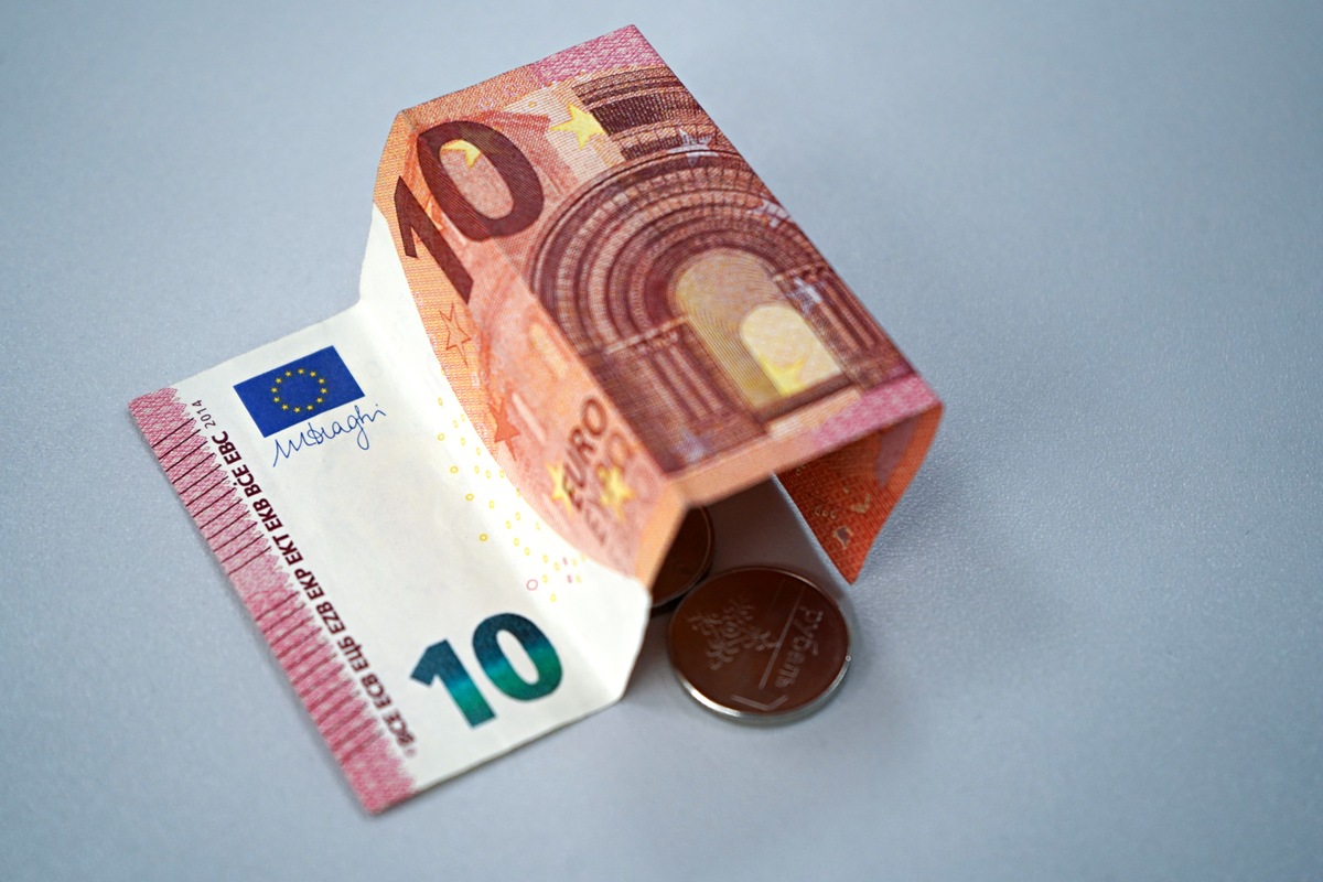 Евро опустился ниже отметки 2,4 рубля