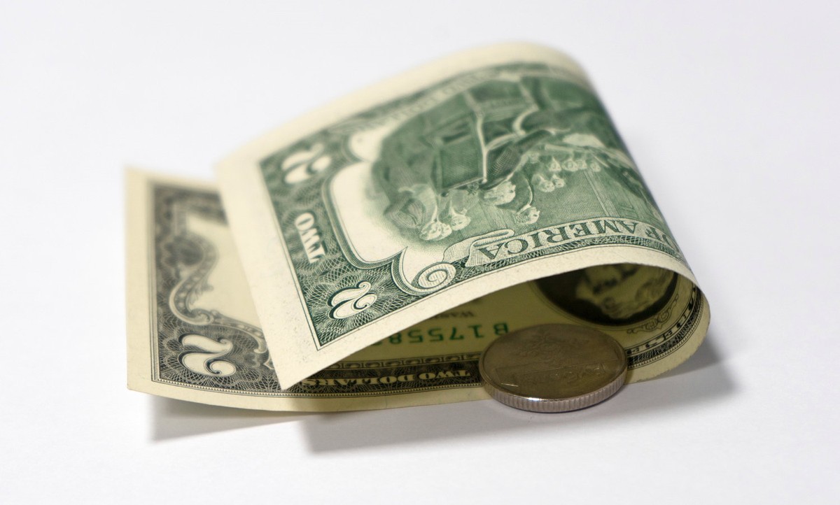 Курс доллара упал до минимума за 2,5 года