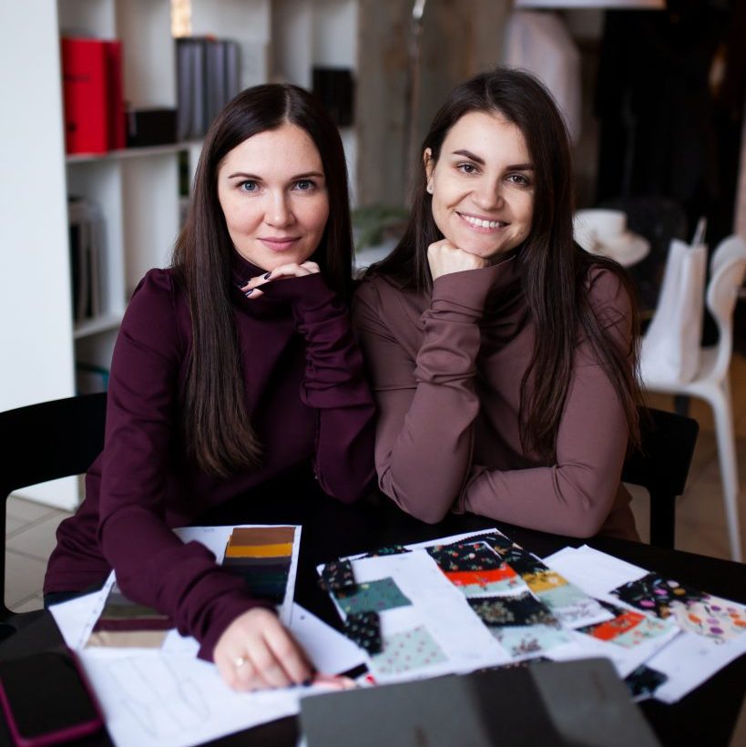 «Бояться синтетики&nbsp;— все равно, что застрять в&nbsp;прошлом». Поговорили с&nbsp;основательницей бренда Krasa о&nbsp;платьях, разводе и&nbsp;доме в&nbsp;деревне