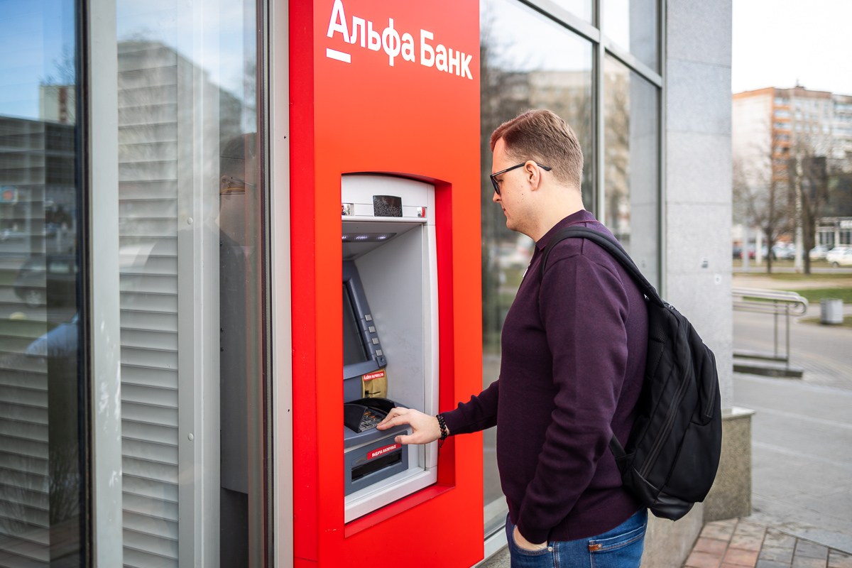 В каких белорусских банкоматах можно снять деньги с иностранной карты и сколько это стоит