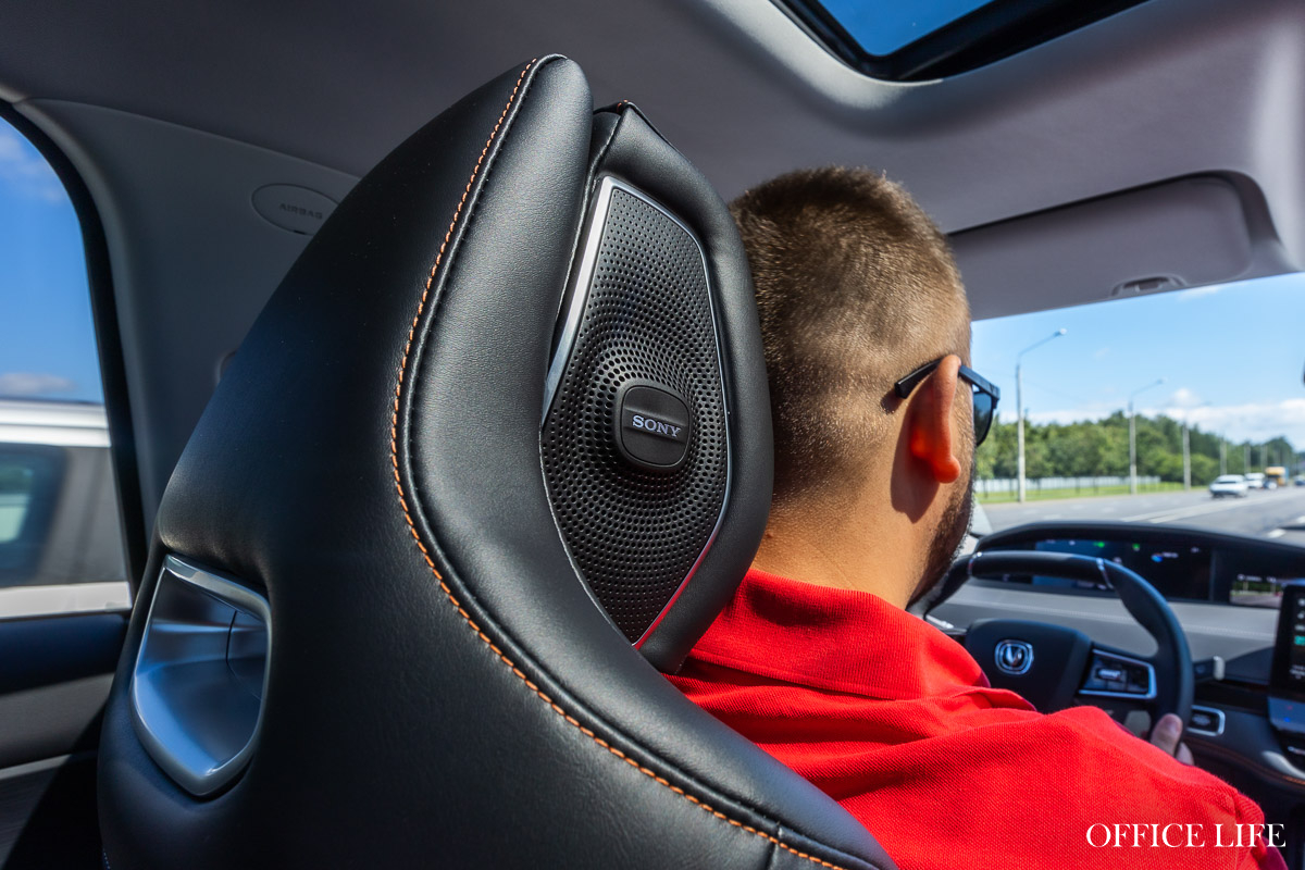 «Машина, которая забирает часть функций водителя». Протестировали флагманский кроссовер от Changan с директором «Мира фитнеса»