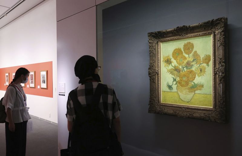 Экс-владелец «Подсолнухов» Ван Гога требует вернуть картину и $1 млрд компенсации