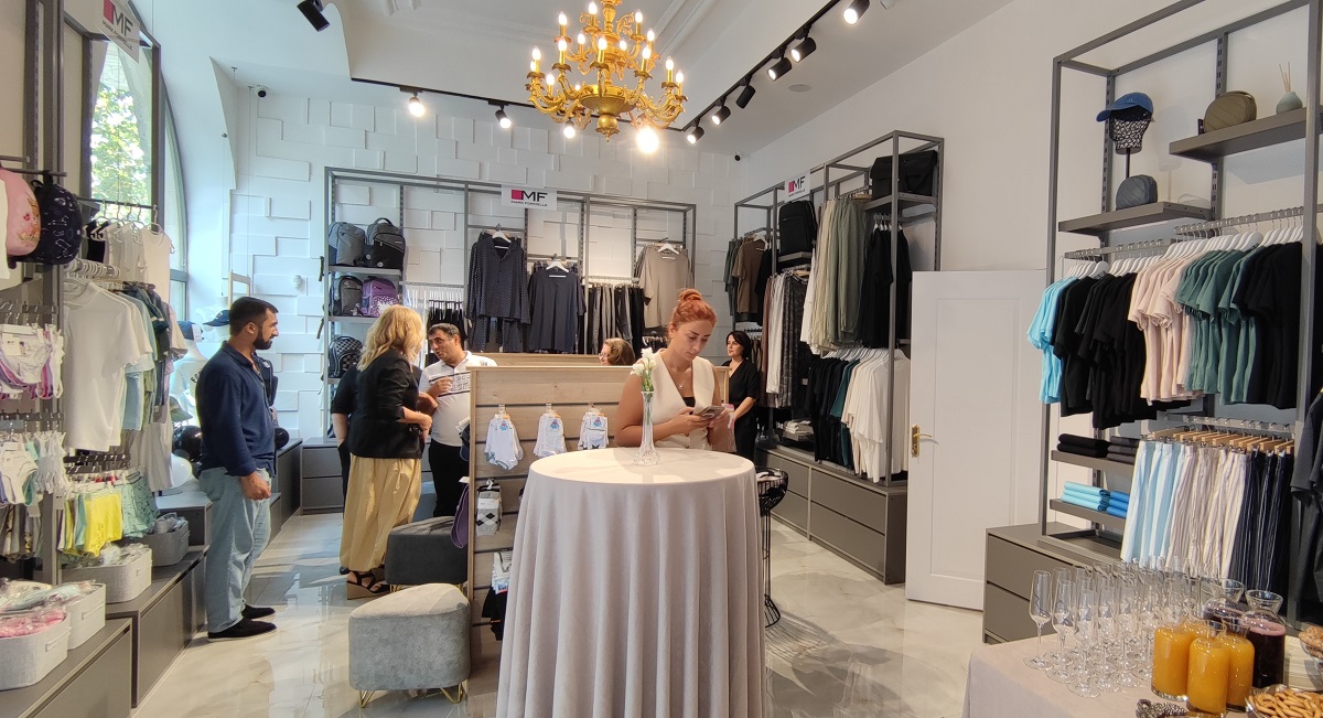 В Азербайджане заработала сеть магазинов белорусской одежды