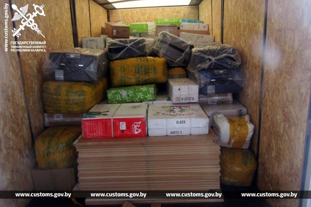 Белорус пыталась незаконно провезти из России более тонны одежды и обуви на 320 тыс. рублей