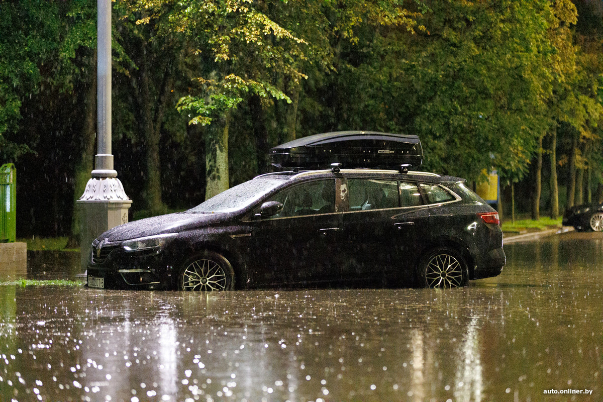 Минск пережил очередной «потоп». 40 участков дорог оказались в воде 