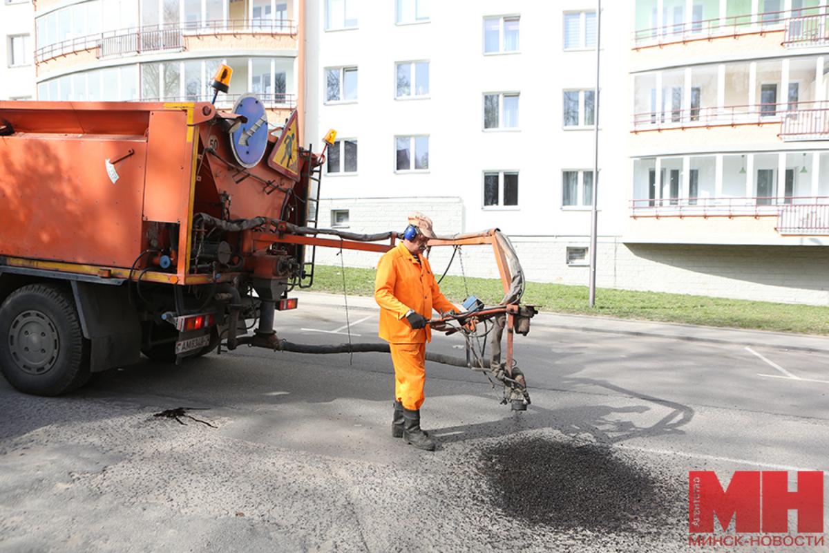 Минские власти пообещали заделать все запланированные на год ямы во дворах до 1 июля