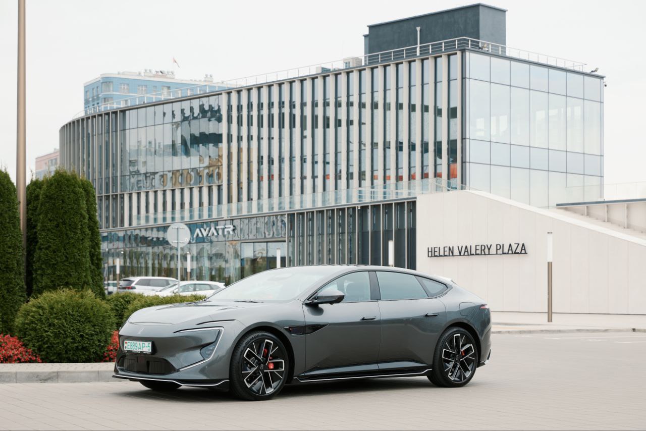 Что выбрать — кроссовер или седан? AVATR на Победителей предложил персональные тест-драйвы 