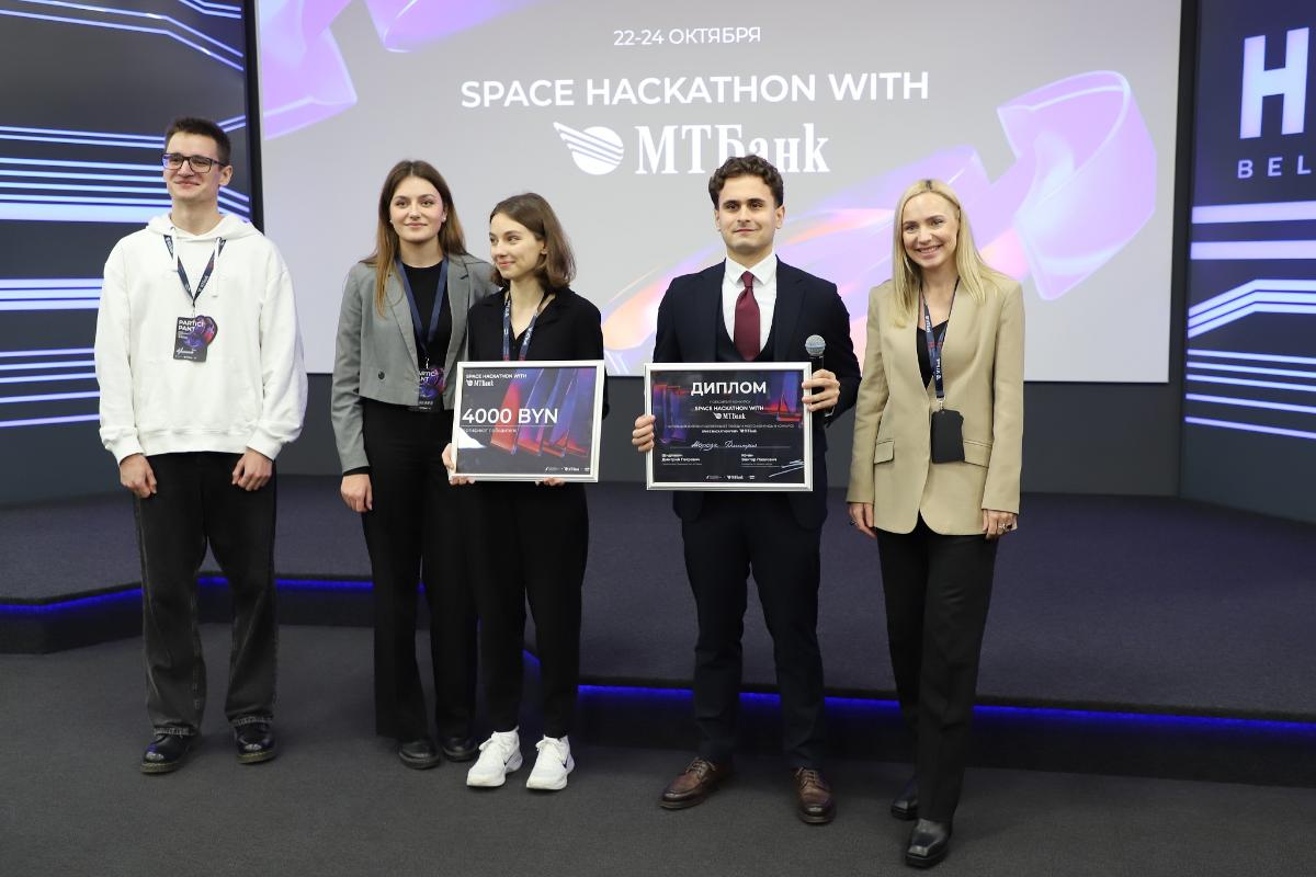 На хакатоне в ПВТ победил стартап про необычную зарплатную карту