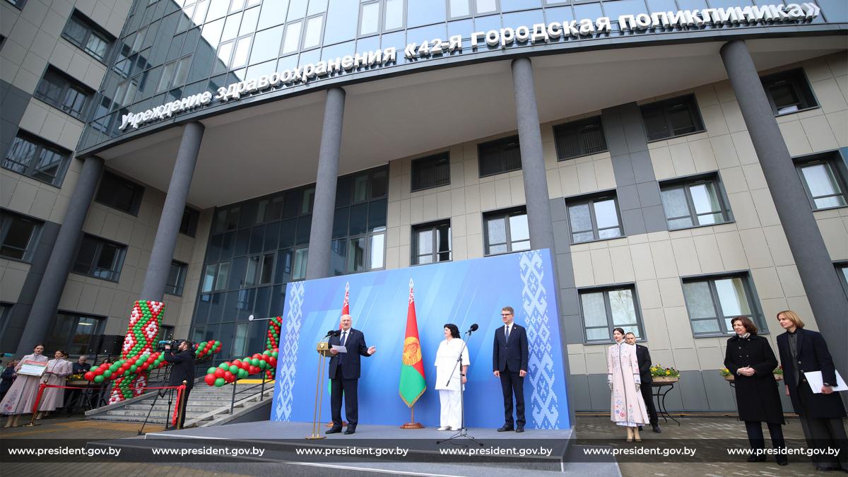 Лукашенко поручил сделать столичную медицину доступной для жителей регионов